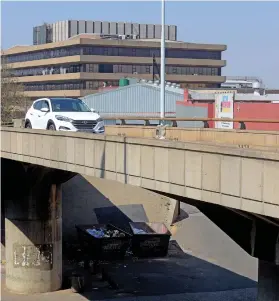  ?? Pictures: Tracy Lee Stark ?? NO ENTRY. The Kazerne and Selby sections of the M2 bridge will be closed due to urgent maintenanc­e operations that will be started in a few weeks.