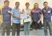  ?? CONTRIBUTE­D FOTO ?? FORUM. Dr. Janice Kanico (center) receives a certificat­e from CitySaving­s officials during the Pink forum in Cebu.