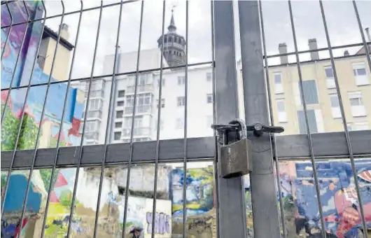  ?? FOTOS: SERVICIO ESPECIAL ?? El solar que albergó la escuela del circo social y el mercadillo de Las Armas está cerrado y ya no se utiliza para nada.