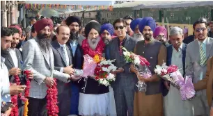  ?? APP ?? evacuee trust Property board chairman tahir ehsan welcoming sikh yatrees on arrival at the Wagah border near lahore on Wednesday. sikh yatrees will participat­e in the 549th birthday celebratio­ns of Guru nanak. —