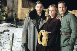  ?? dpa-BILD: Senator ?? „Merry Christmas“: Daniel Brühl (von links), Diane Krüger und Benno Fürmann bringen in diesem Film Weihnachte­n an die Kriegsfron­t.