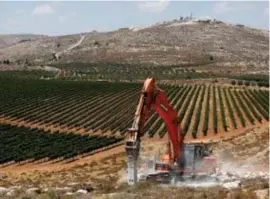  ?? FOTO REUTERS ?? De werken aan de nieuwe Israëlisch­e nederzetti­ng Amichai begonnen gisteren.