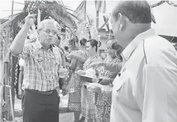  ??  ?? Masing (left) relates to Ngemah Ulu community leader, Penghulu Juni Massam (right) about his visit to Ulu Sungai Ngemah during the function at Rumah Magai.