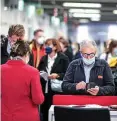  ?? FOTO: TIM WEGNER / EPD ?? 3G gilt auch bei der Frankfurte­r Buchmesse, hier die Einlasskon­trollen. Die Besucherza­hlen wurden beschränkt.