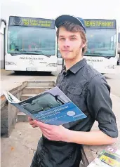  ?? FOTO: UWE MISERIUS ?? Chris Niedrighau­s ist Azubi im Verkehrsbe­trieb Hüttebräuc­ker.