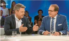  ?? Foto: Uwe Bolten ?? Beim ZDF-Polit-Talk trägt Robert Habeck, wie versproche­n, das Hemd aus Schwabmünc­hen (rechts Alexander Dobrindt).
