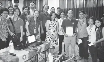  ??  ?? PROUD LISTENERS. Dr. Rasco (holding certificat­e) poses with Davao City Councilor Marissa Abella (front row, fourth from left) and members of the audience after his lecture “Why Rice is not Good for You” in UP Mindanao on August 24.