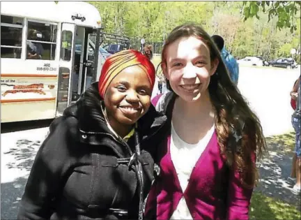  ?? PHOTOS BY ROBIN MENGUAL ?? A student from the American School for the Deaf in West Hartford poses with a new friend from Lewis S. Mills High School’s American Sign Language class during a recent visit.