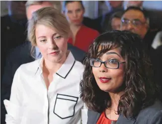  ?? PATRICK DOYLE LA PRESSE CANADIENNE ?? La ministre du Patrimoine, Mélanie Joly, et une cinquantai­ne de ses collègues libéraux ont manifesté leur soutien à la députée Iqra Khalid, qui a déposé la motion contre l’islamophob­ie.