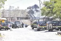  ??  ?? Siguen los bloqueos en varias carreteras y la quema de carros, así como el impediment­o del paso en algunos puntos estratégic­os.