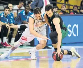  ?? FOTO: EFE ?? Nogués pelea por un balón con Van Lacke. La Penya ganó su primer partido en casa