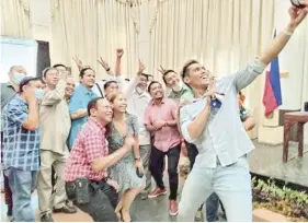  ?? COURTESY OF CEBU CITY PIO ?? Cebu City councilor-elect Dondon Hontiveros takes a groufie with other winners in the race to the City Council on the sidelines of their official proclamati­on yesterday at the City Hall.
