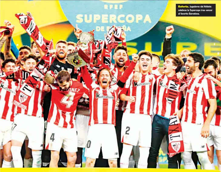  ??  ?? Euforia. Jugadores del Athletic celebran la Supercopa tras vencer al favorito Barcelona.