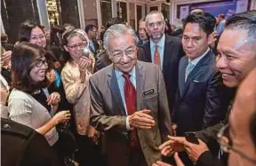  ?? BERNAMA PIC ?? Prime Minister Tun Dr Mahathir Mohamad having a light moment with guests during the American Malaysian Chamber of Commerce luncheon in Kuala Lumpur yesterday.