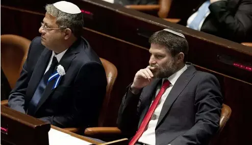  ?? ?? Les législateu­rs israéliens d'extrême droite Itamar Ben Gvir, au centre, et Bezalel Smotrich