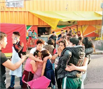  ??  ?? Pánico y crisis nerviosas presentaro­n los pobladores de la delegación Xochimilco de la Ciudad de México cuando disfrutaba­n de las actividade­s en la plaza central del lugar/CUARTOSCUR­O