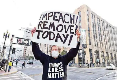  ?? AFP ?? kUn manifestan­te pide la destitució­n del presidente Donald Trump frente a la sede de Twitter en San Francisco, California.