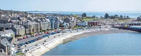  ?? ?? A bird’s-eye view of Broughty Ferry beachfront, and right, amphitheat­re-style steps have been installed.