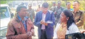  ?? PHOTO: MANOJ KUMAR/HT ?? ■ JSCPCR chairperso­n Arti Kujur (right) during a visit to the school