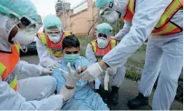  ?? AP ?? EMERGENCY DRILL: Health personnel take part in a drill as a preventati­ve measure during an emergency of coronaviru­s outbreak in Peshawar. —