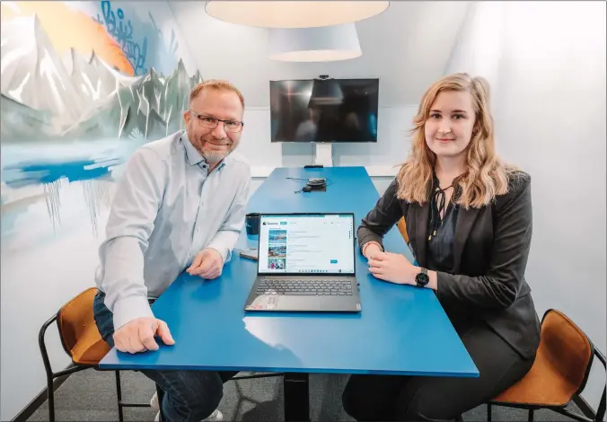  ?? FOTO: KRISTINA BÅTNES HESTDAHL ?? KLAR: K. Rickard Paulsen og Karoline Berg Norum i Visit Lyngenfjor­d er stolte av den nye aktivitets­kalenderen.