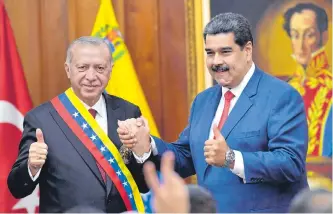  ?? AFP ?? El presidente turco Erdogan ofreció fortalecer el comercio a Maduro como un gesto de solidarida­d.