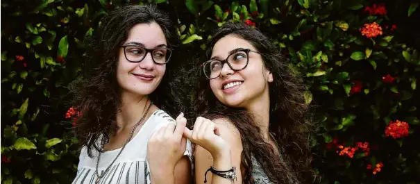  ?? Zanone Fraissat/ Folhapress ?? As amigas Stéphanie Freitter, 18, e Tamires Bonaldi, 17; elas dizem que o incentivo à abstinênci­a não é política eficaz