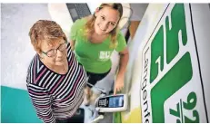  ?? RP-FOTO: RALPH MATZERATH ?? Doris Beuer (l.) ließ sich bei dem Diabetes-Aktionstag von SGL-Mitarbeite­rin Katharina Paeschke ihre BMI-Werte geben.