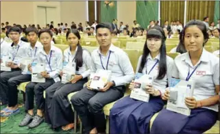  ??  ?? Grade 12 students pose for a photo with gifts they were given yesterday morning during an event at the Peace Palace in Phnom Penh.