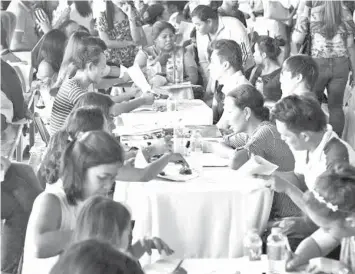  ?? FILE PHOTO ?? Nearly 18,000 job vacancies are up for grabs in simultaneo­us local and overseas job fairs in Cebu and Negros Oriental today. Job fairs are open to all unemployed, skilled and unskilled workers, fresh college graduates, graduates of training...