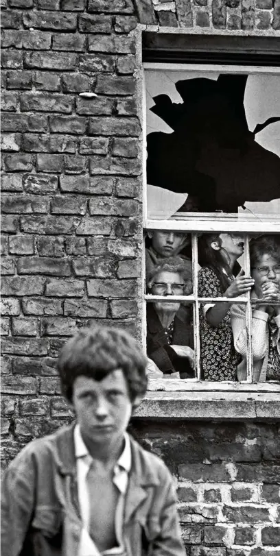  ?? (RAYMOND DEPARDON/ MAGNUM PHOTOS) ?? Belfast vit dans la peur constante. Arrestatio­ns sauvages, incendies, immeubles détruits et affronteme­nts rythment son quotidien.