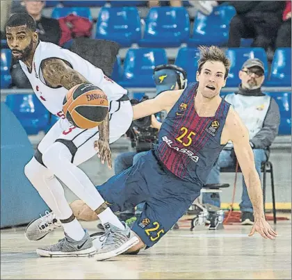  ?? FOTO: PERE PUNTÍ ?? Caída de Koponen en el Palau durante el partido ante el Brose. La selección de finlandia ha echado de menos al de Espoo