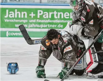  ??  ?? Der Einsatz stimmte, das Ergebnis nicht: Aleksander Polaczek (links, mit Torhüter Ben Meisner) warf sich in einen Schlagschu­ss und stoppte den Puck mit dem Knie.Am Ende aber gewann Krefeld das Spiel.