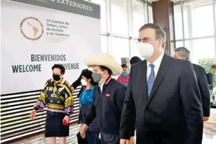  ?? SRE/REUTERS ?? El canciller Marcelo Ebrard recibió al presidente de Perú, Pedro Castillo, en el AICM