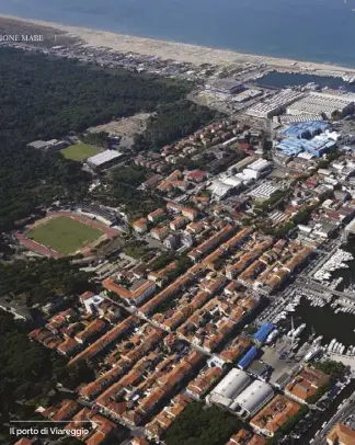  ??  ?? Il porto di Viareggio