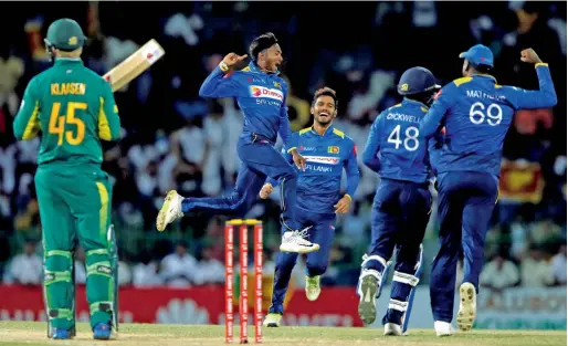  ?? Reuters ?? Sri Lanka’s Akila Dananjaya (above) celebrates with his teammates after taking the wicket of South Africa’s Heinrich Klaasen (45). —