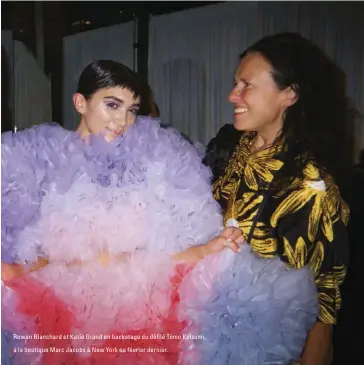  ??  ?? Rowan Blanchard et Katie Grand en backstage du défilé Tomo Koizumi, à la boutique Marc Jacobs à New York en février dernier.