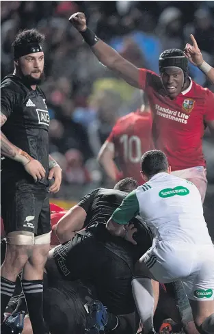  ??  ?? The Lions gave the Maori All Blacks a mauling last night, with Maro Itoje (left) and Taulupe Faletau to the fore.
