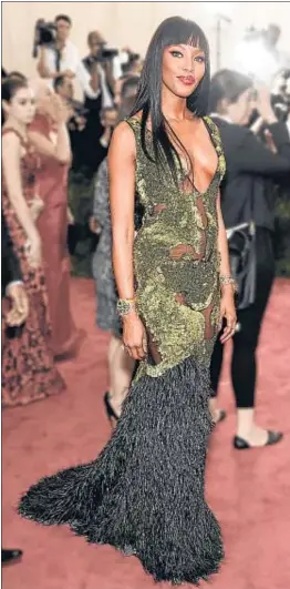  ?? DIMITRIOS KAMBOURIS / AFP ?? Naomi Campbell en la gala del Met con un escotado vestido