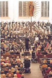  ?? FOTO: CHORGEMEIN-
SCHAFT ?? Auftritt im Jahr 2014 anlässlich des 70. Jahrestage­s der Zerstörung Emmerichs mit dem Singkreis Kleve und dem BachChor Nimwegenun­d Orchester.