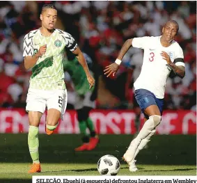  ??  ?? SELEÇÃO. Ebuehi (à esquerda) defrontou Inglaterra em Wembley