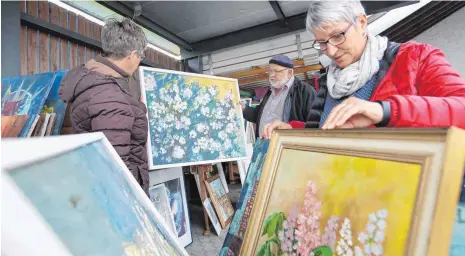  ?? FOTO: THOMAS WARNACK ?? Etliche Kunstfreun­de nutzten am Samstag die Gelegenhei­t, Bilder von Brigitte Kreinz gegen eine Spende zu „erwerben“.