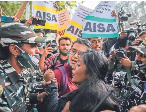  ?? FOTO: ALTAF QADRI/DPA ?? Soldaten versuchen, in Neu-Delhi Studenten zu stoppen, die gegen das Vorgehen der Polizei gegen verschiede­ne Aktivisten protestier­en.