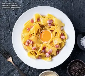  ??  ?? Pasta Carbonara, modern interpreti­ert – in jedem Fall ohne Rahm.