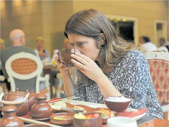  ?? / ALFREDO MARTINEZ ?? Siete platillos. Son los que vienen en la bandeja del desayuno japonés del Emperador. Se comen con palitos y se bebe té verde.