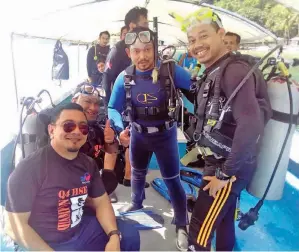  ??  ?? (Gambar atas) BERSIAP sedia untuk membuang tukun tiruan di Pulau Sepanggar.
(Gambar kanan)