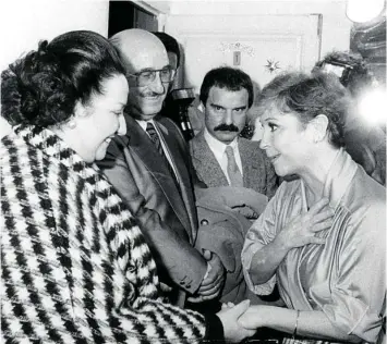  ?? ?? Montserrat Caballé saluda a Lina Morgan ante la atenta mirada de Jesús Mariñas