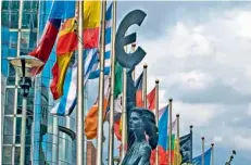  ??  ?? Ευρωπαϊκές σημαίες και το σύμβολο του ευρώ μπροστά από το Ευρωκοινοβ­ούλιο στις Βρυξέλλες.