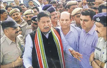  ?? MANOJ DHAKA/HT ?? BJP MP Raj Kumar Saini being stopped by police from entering Mokhra village, where he was invited as a chief guest at an event organised by a backward community, on Monday.