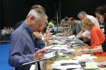  ?? Photo: Damien Eagers ?? NUMBERS: Fine Gael’s Richard Bruton keeps watch at the RDS.